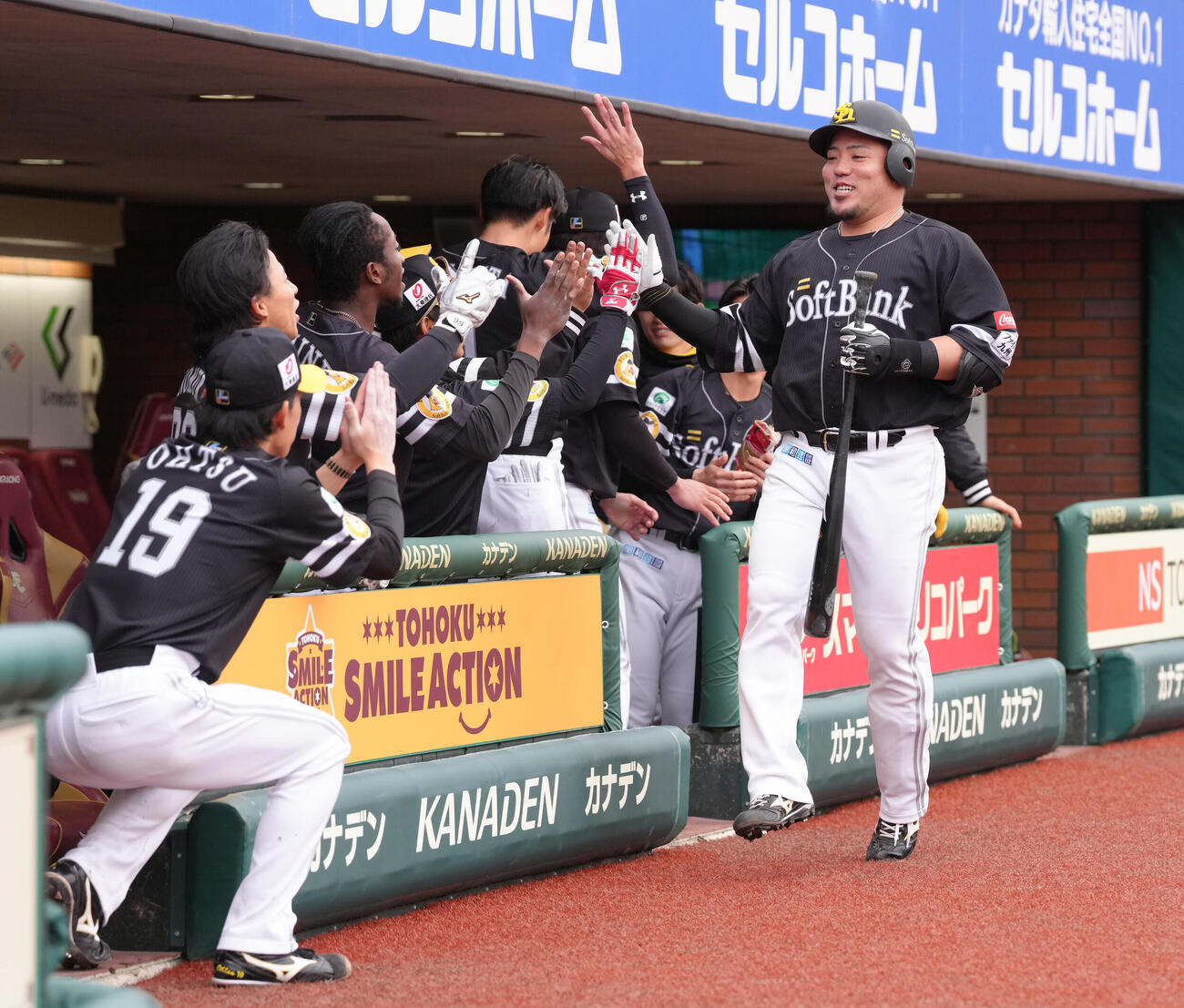 楽天対ソフトバンク　8回表ソフトバンク1死、山川（右）の同点本塁打に両手を合わせ出迎える大津（左端）（撮影・足立雅史）