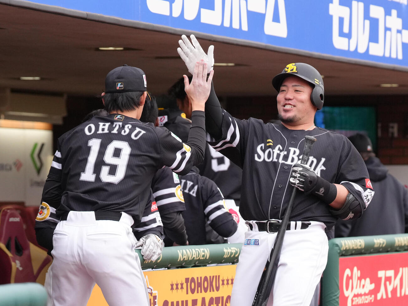 楽天対ソフトバンク　8回表ソフトバンク1死、同点本塁打の山川（右）とタッチを交わす大津（撮影・足立雅史）