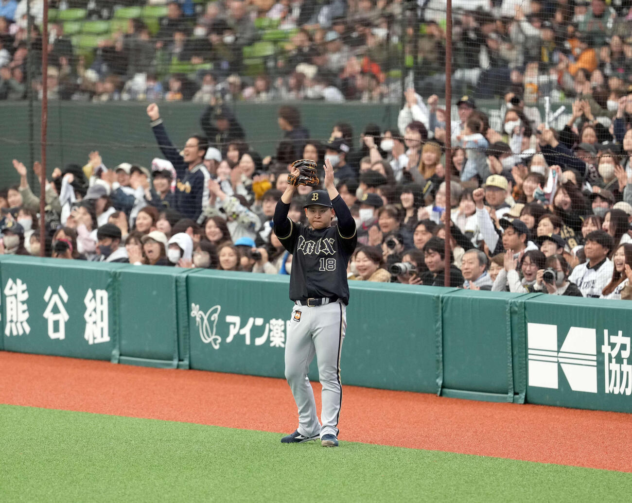 西武対オリックス　5回表オリックス2死二、三塁、大城の勝ち越し2点適時打にグラブをたたく先発の宮城（撮影・たえ見朱実）