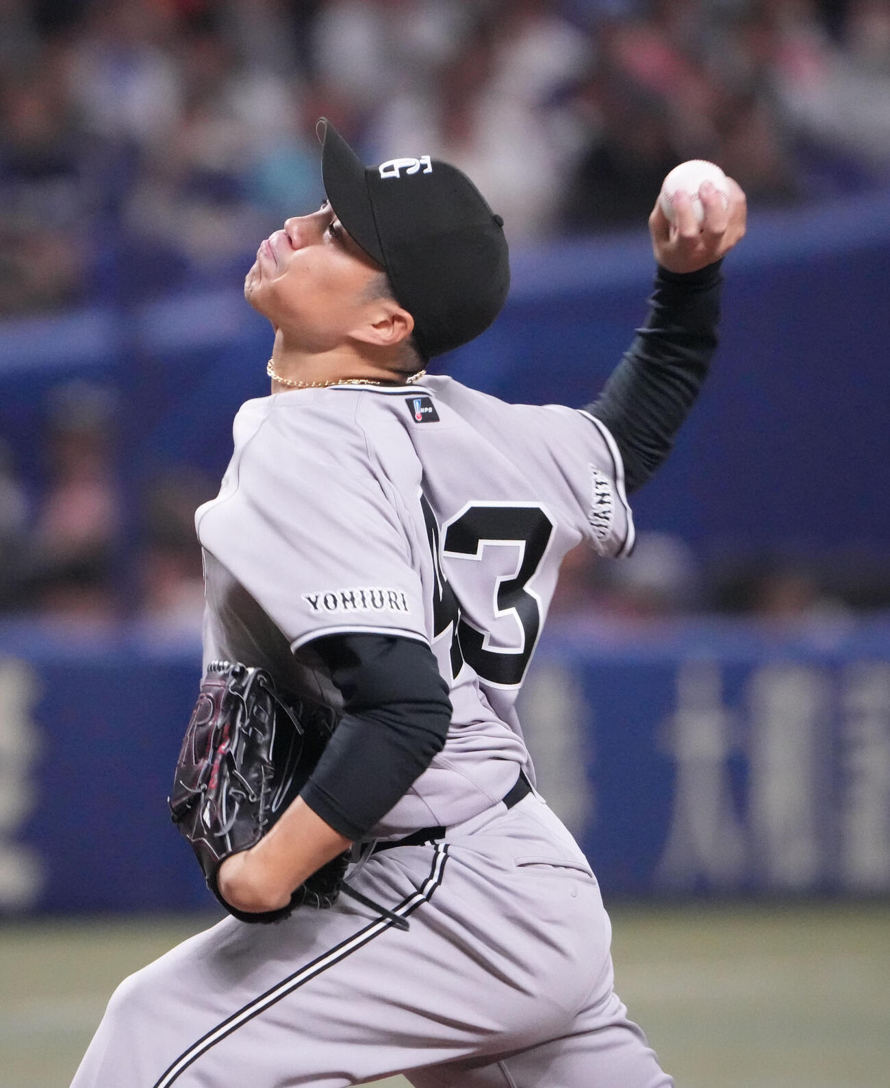 中日対巨人　3回裏、力投する巨人先発の則本（撮影・森本幸一）