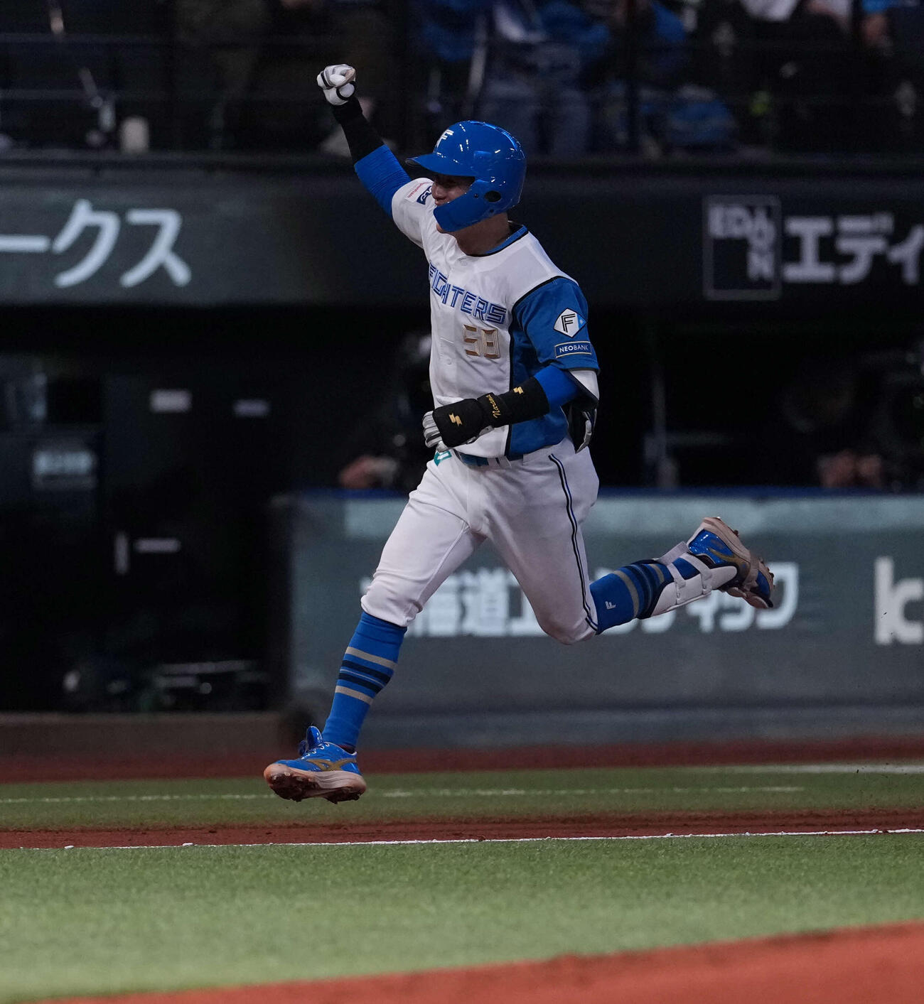 日本ハム対ロッテ　2回裏日本ハム1死二塁、2点本塁打を放つ奈良間（撮影・井上学）