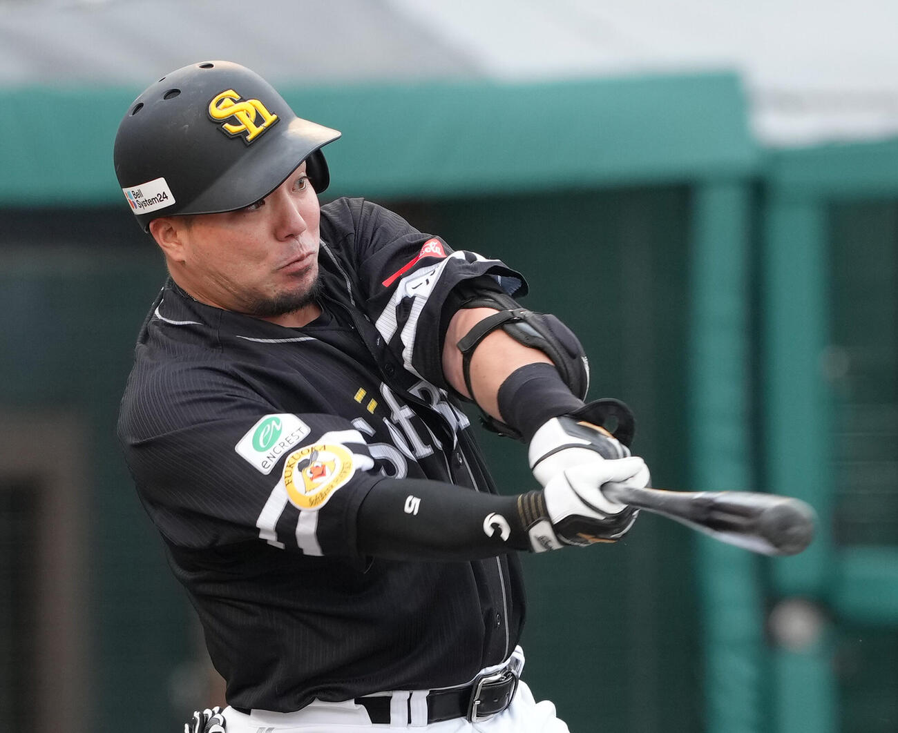 楽天対ソフトバンク　8回表ソフトバンク1死、山川は同点本塁打を放つ（撮影・足立雅史）