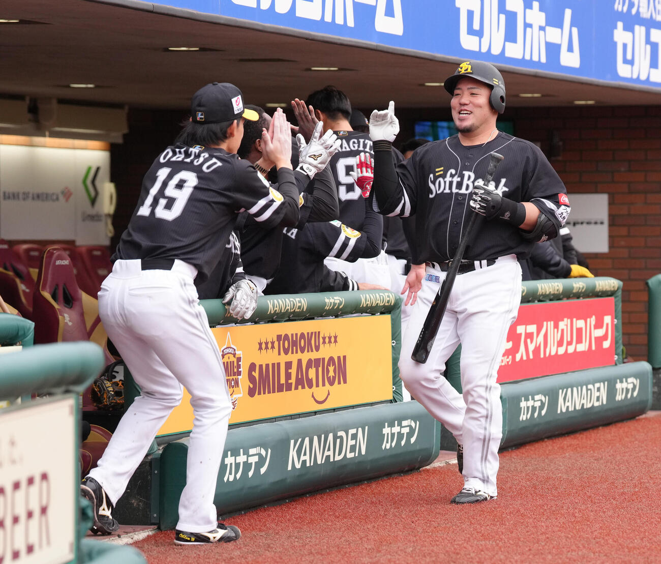 楽天対ソフトバンク　8回表ソフトバンク1死、山川（右）の同点本塁打に両手を合わせ出迎える大津（撮影・足立雅史）