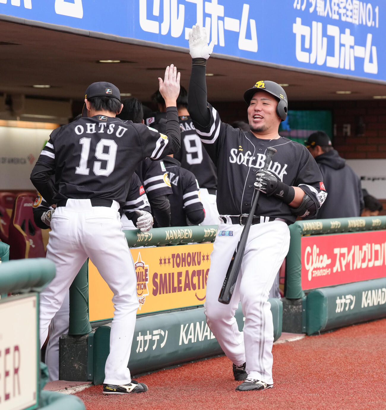 楽天対ソフトバンク　8回表ソフトバンク1死、同点本塁打の山川（右）とタッチを交わす大津（撮影・足立雅史）