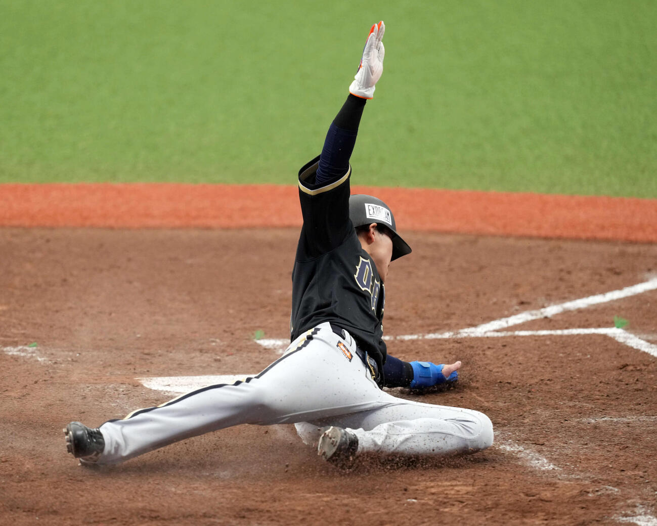 西武対オリックス　3回表オリックス2死二、三塁、大城の右前打で生還する二走中川（撮影・たえ見朱実）