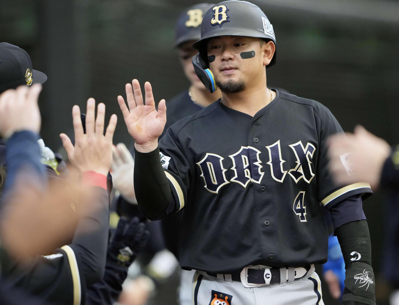 西武対オリックス　5回表オリックス2死二、三塁、大城の2点適時打で生還しナインとタッチする森友（撮影・小島史椰）