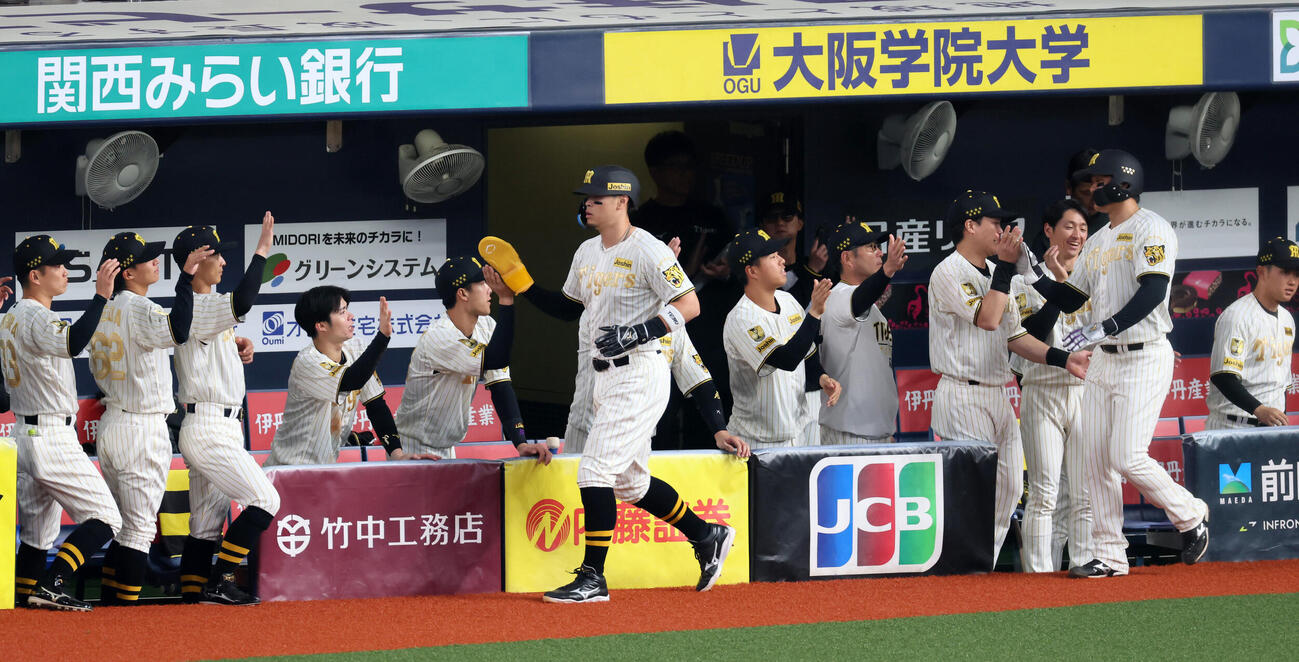 阪神対DeNA 1回裏阪神2死二、三塁、木浪の左前2点適時打で生還した二走佐藤（左）と三走森下（撮影・加藤哉）