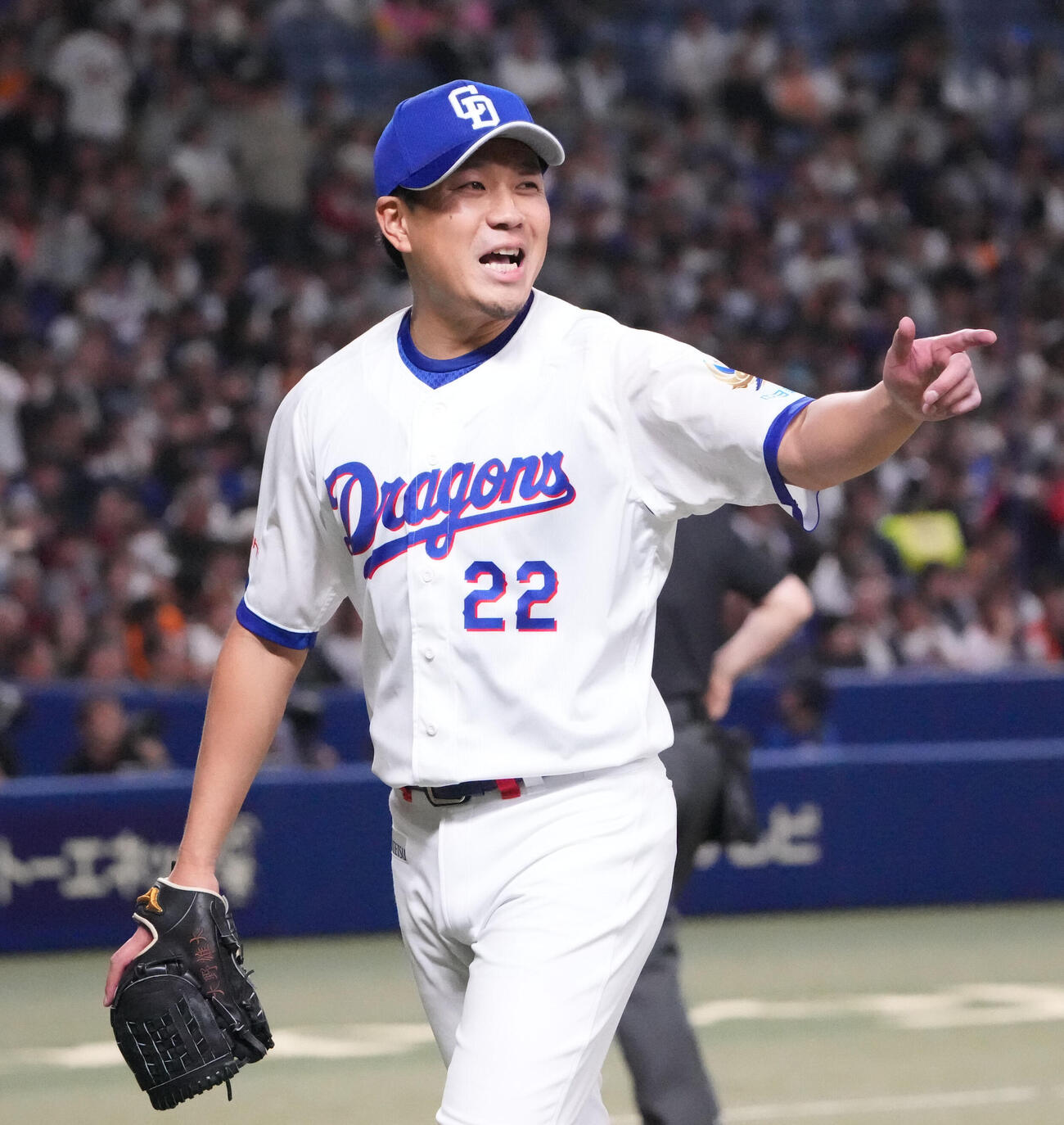 中日対巨人　3回表終了、野手へ声をかけベンチへ戻る大野（撮影・森本幸一）