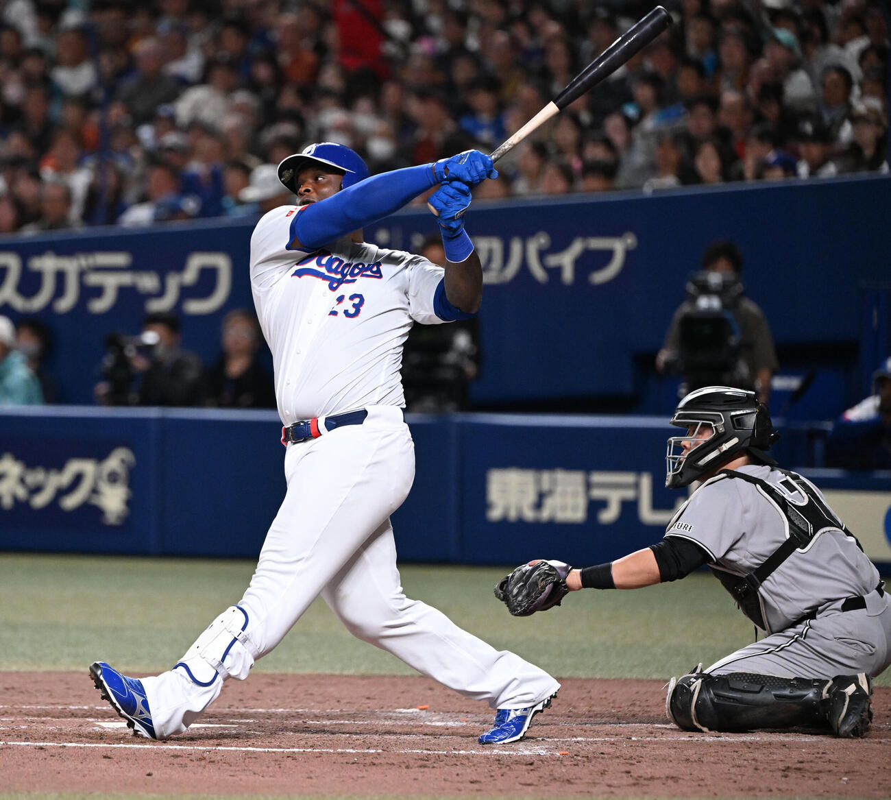 中日対巨人　5回裏中日1死一塁、左越え2点本塁打を放つサノー（撮影・和賀正仁）