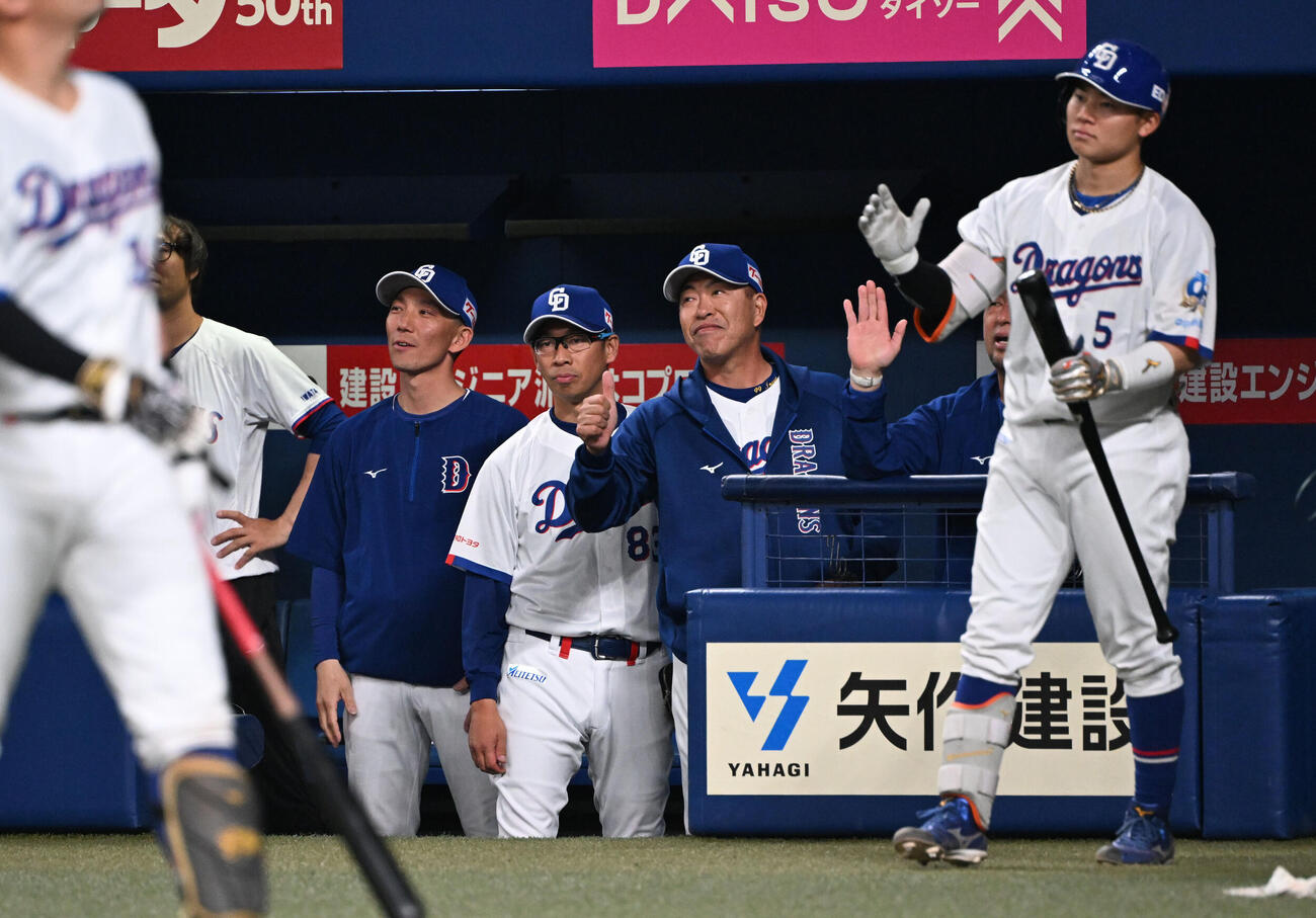 中日対巨人　5回裏中日1死一塁、左越え2点本塁打を放ったサノーをサムズアップで迎える井上監督（撮影・和賀正仁）
