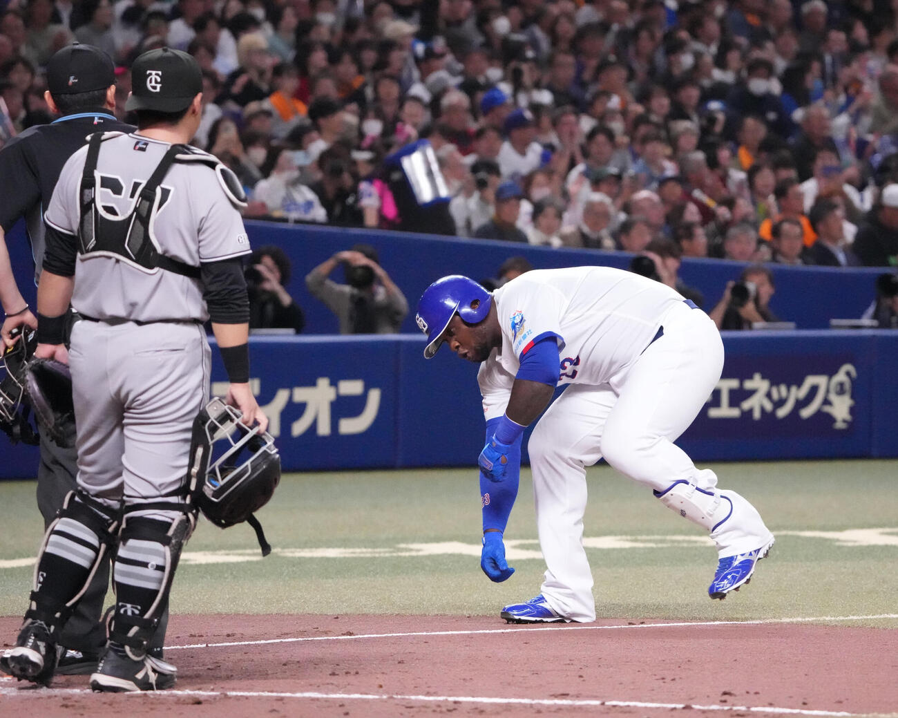 中日対巨人　5回裏中日1死一塁、左越え2点本塁打を放ちゴリラパフォーマンスをするサノー（撮影・森本幸一）