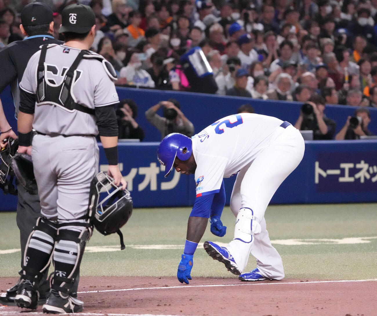 中日対巨人　5回裏中日1死一塁、左越え2点本塁打を放ちゴリラパフォーマンスをするサノー（撮影・森本幸一）