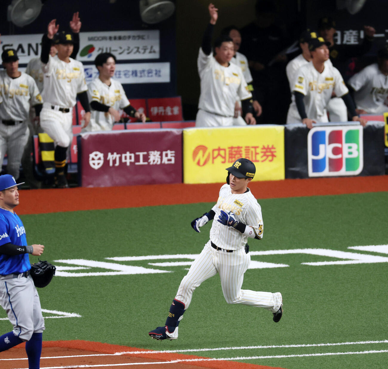 阪神対DeNA 1回裏阪神2死二、三塁、木浪は左前2点適時打を放つ（撮影・加藤哉）