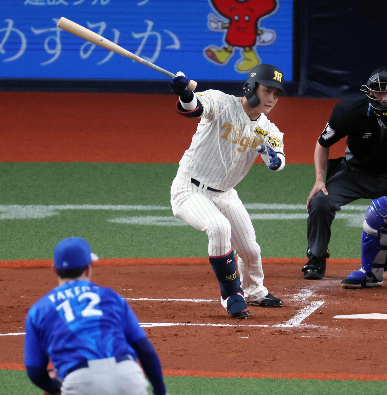 阪神対DeNA 1回裏阪神2死二、三塁、木浪は左前2点適時打を放つ。投手竹田（撮影・加藤哉）