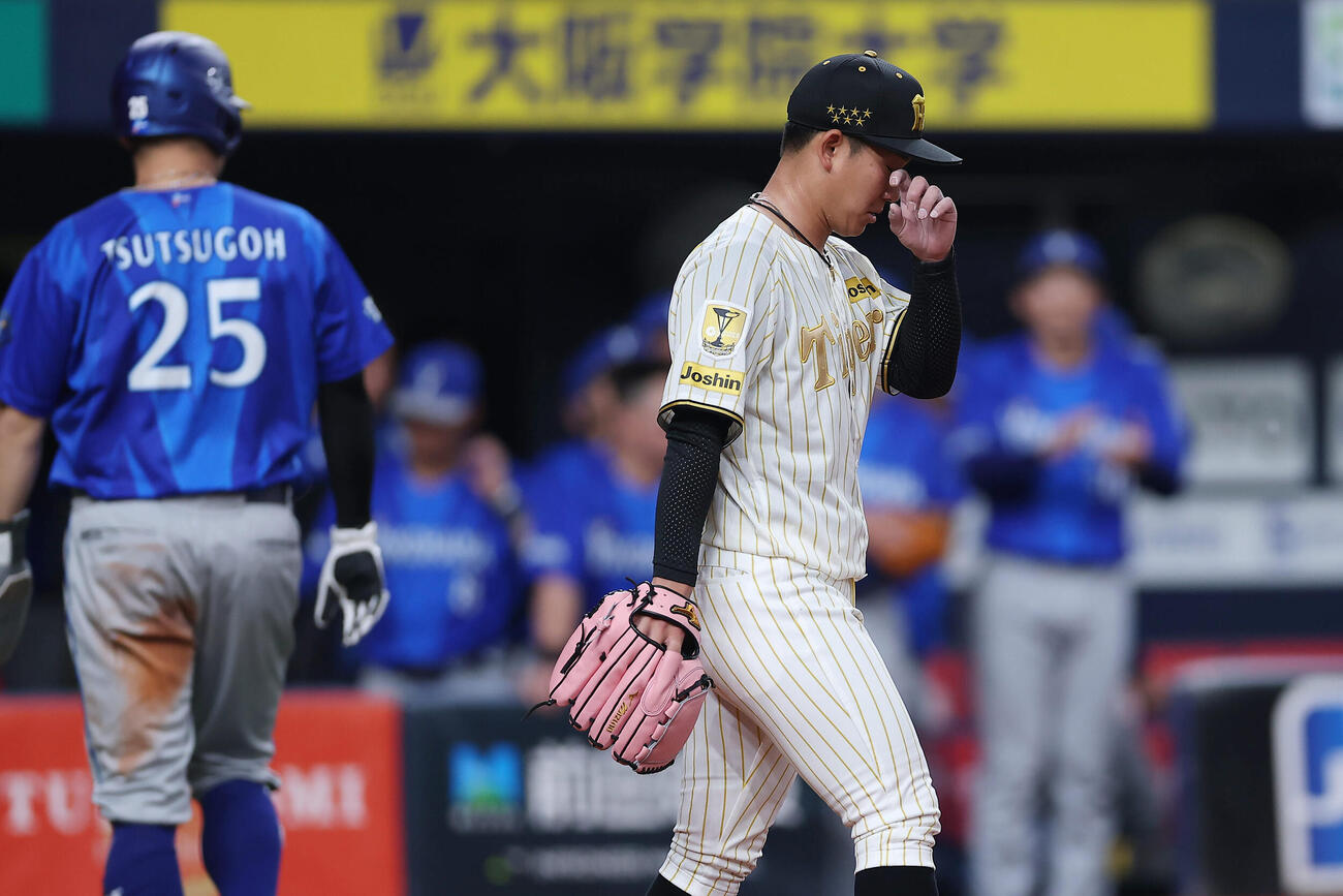 阪神対DeNA 4回表DeNA2死一塁、宮崎に適時二塁打を許した伊原（撮影・前田充）