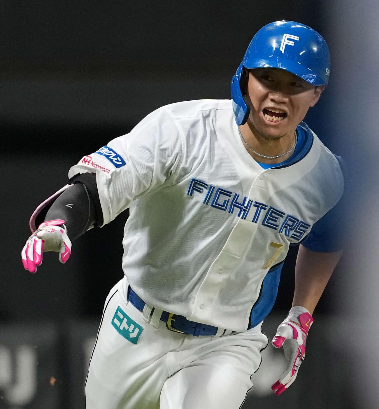 日本ハム対ロッテ　3回裏日本ハム2死一、三塁、適時打を放つ西川（撮影・井上学）