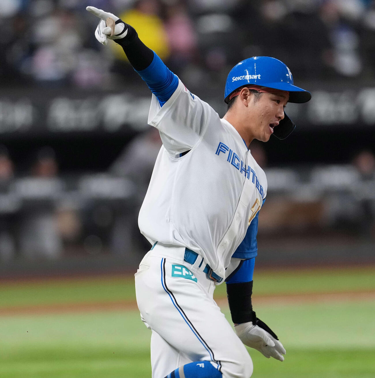 日本ハム対ロッテ　2回裏日本ハム1死二塁、2点本塁打を放つ奈良間（撮影・井上学）