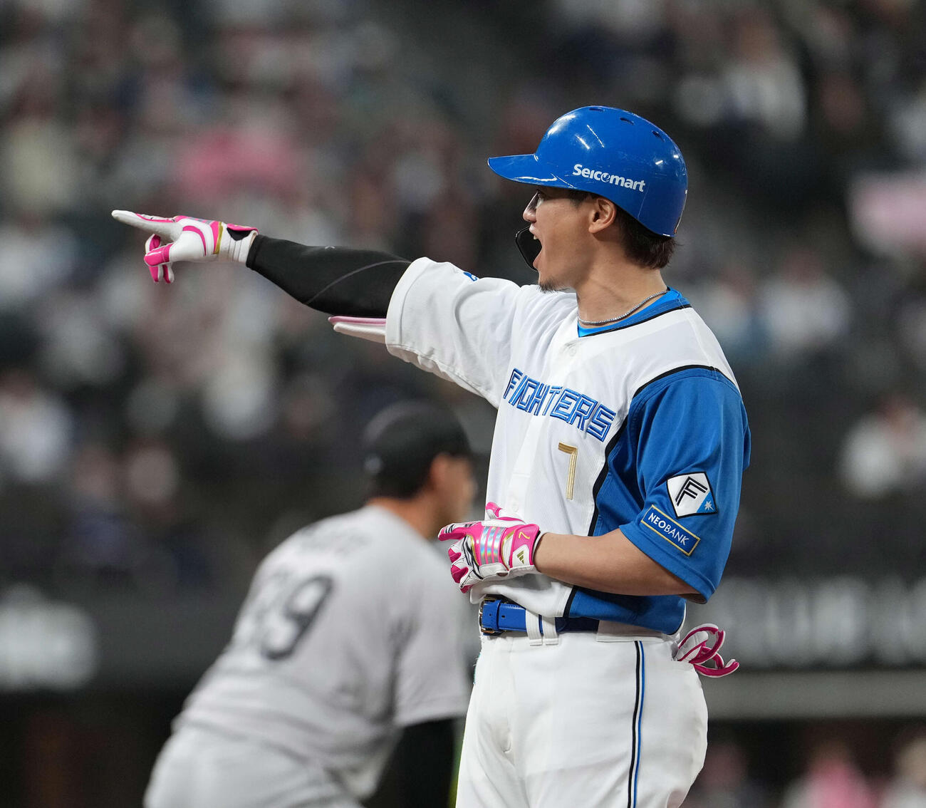 日本ハム対ロッテ　3回裏日本ハム2死一、三塁、適時打を放つ西川（撮影・井上学）