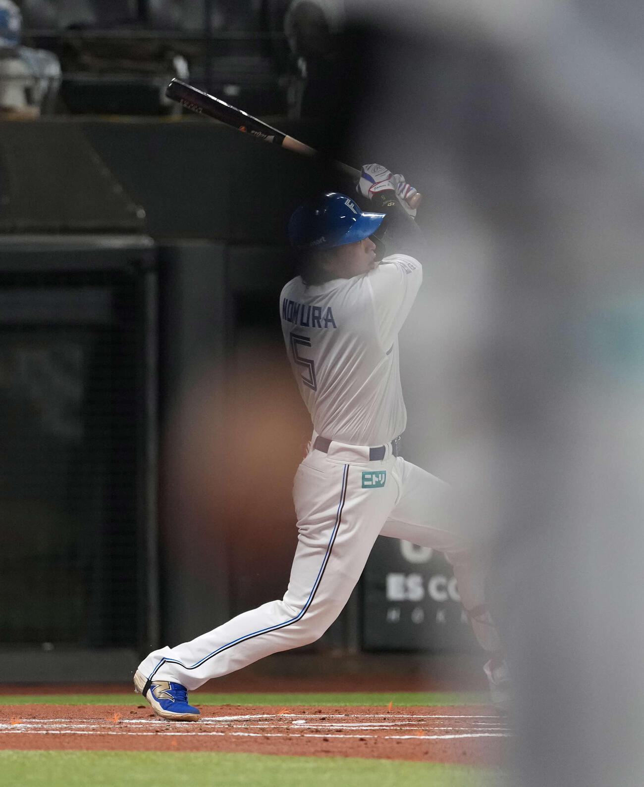 日本ハム対ロッテ　1回裏日本ハム2死、本塁打を放つ野村（撮影・井上学）