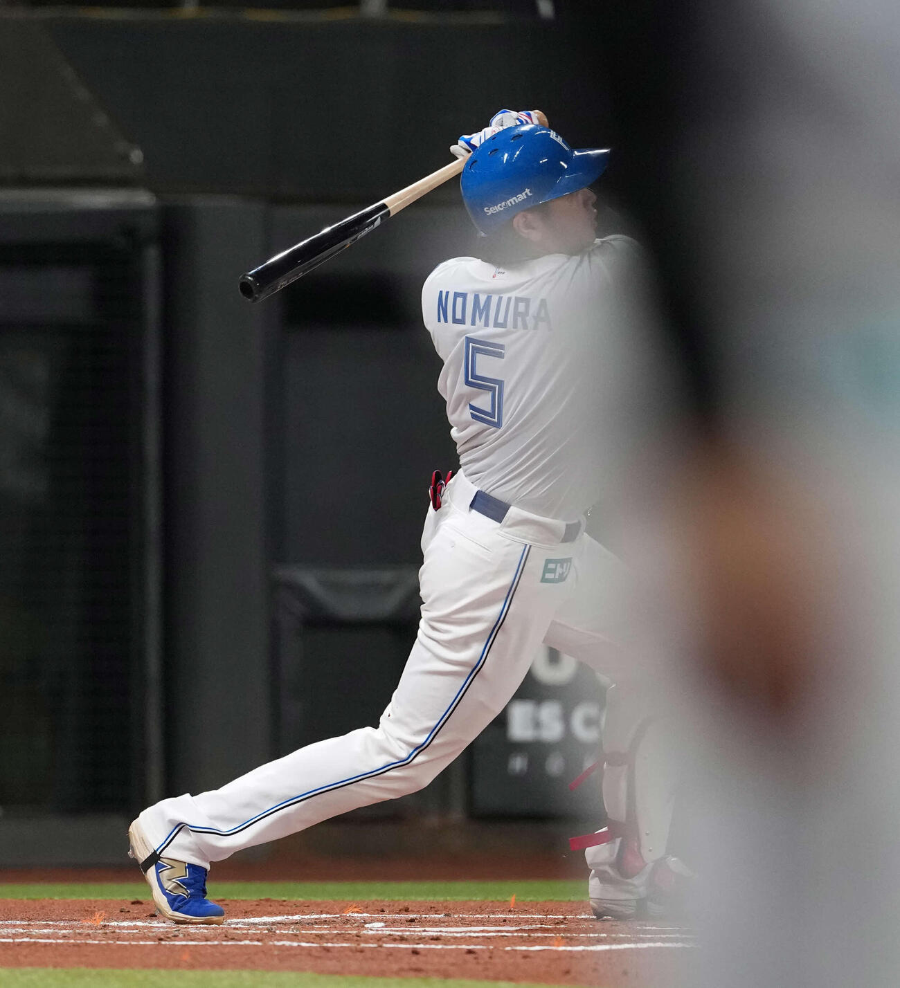 日本ハム対ロッテ　1回裏日本ハム2死、本塁打を放つ野村（撮影・井上学）