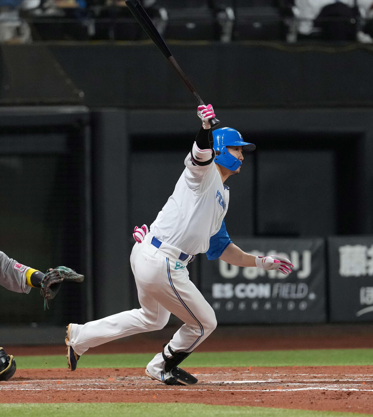 日本ハム対ロッテ　3回裏日本ハム2死一、三塁、適時打を放つ西川（撮影・井上学）