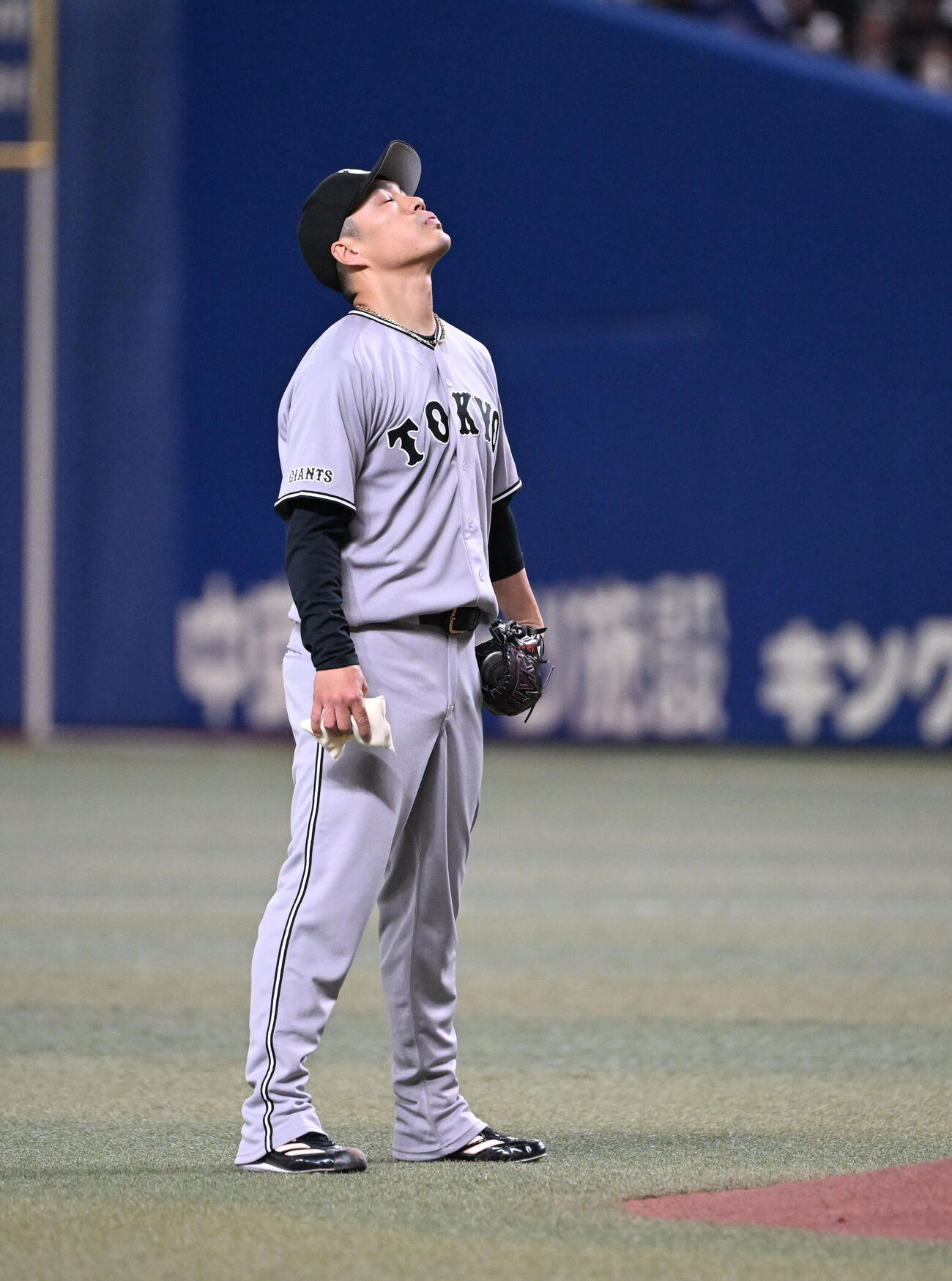 中日対巨人　初回、投球前にマウンド後方で目を閉じる巨人則本（撮影・和賀正仁）