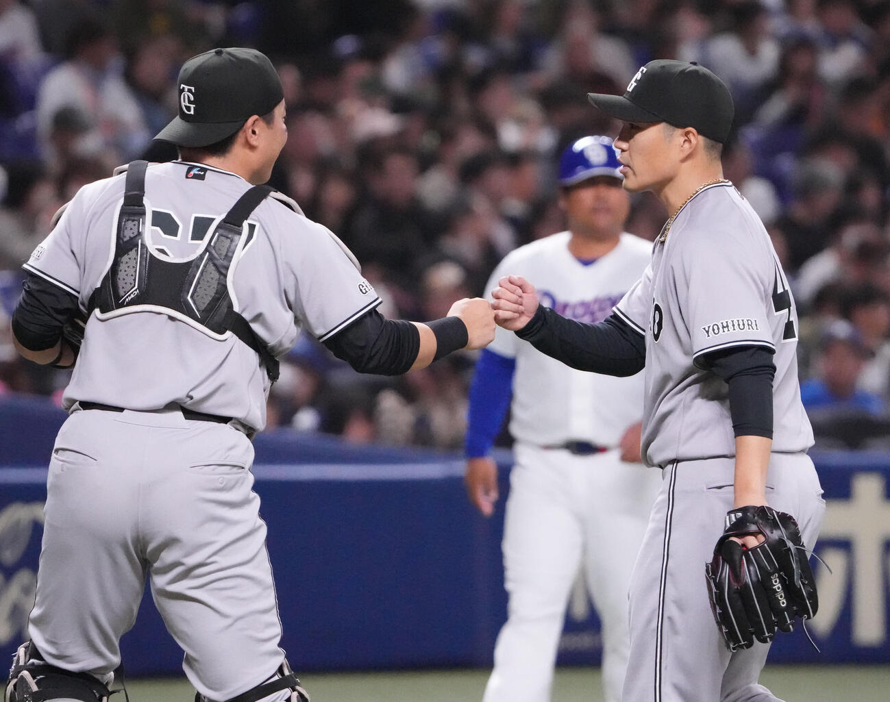 中日対巨人　2回終了、則本（右）は山瀬とタッチを交わしベンチへ戻る（撮影・森本幸一）