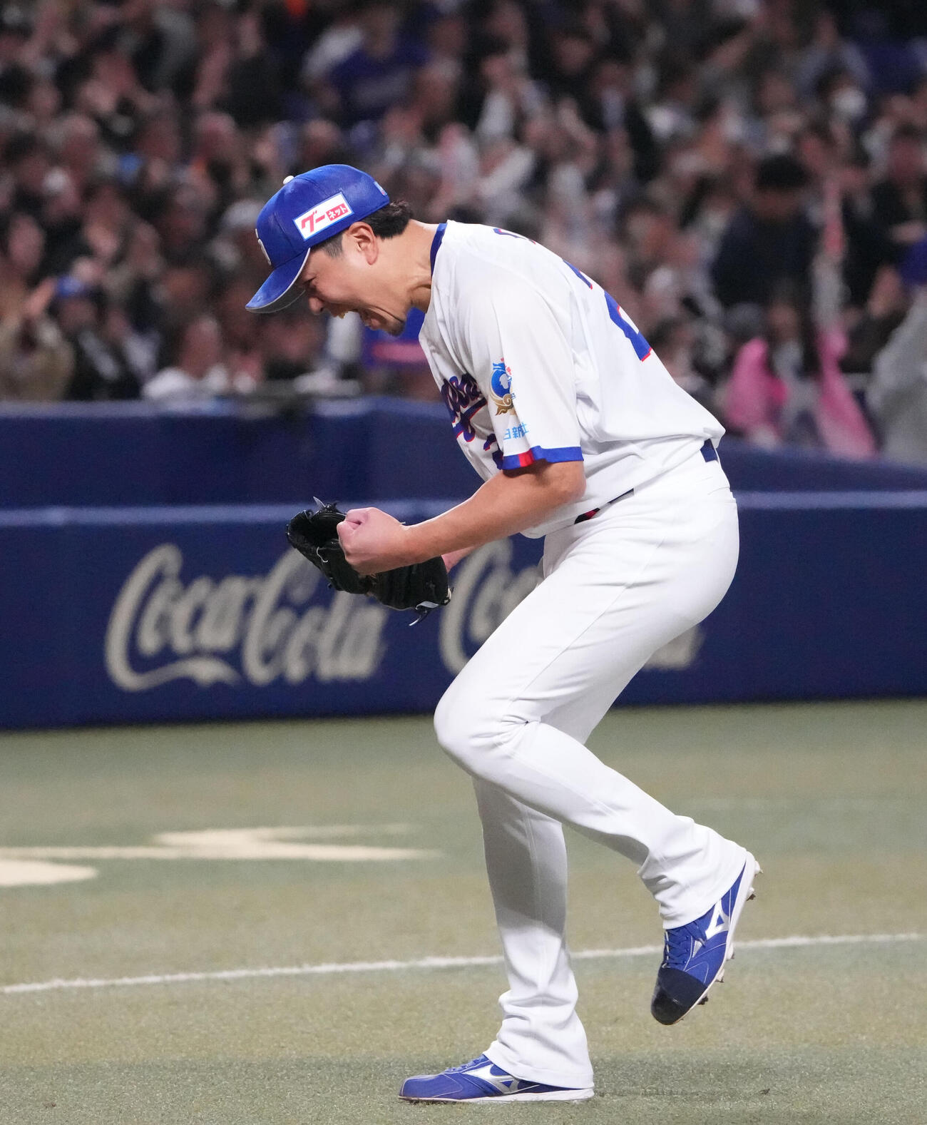 中日対巨人　完投勝利しほえる大野（撮影・森本幸一）