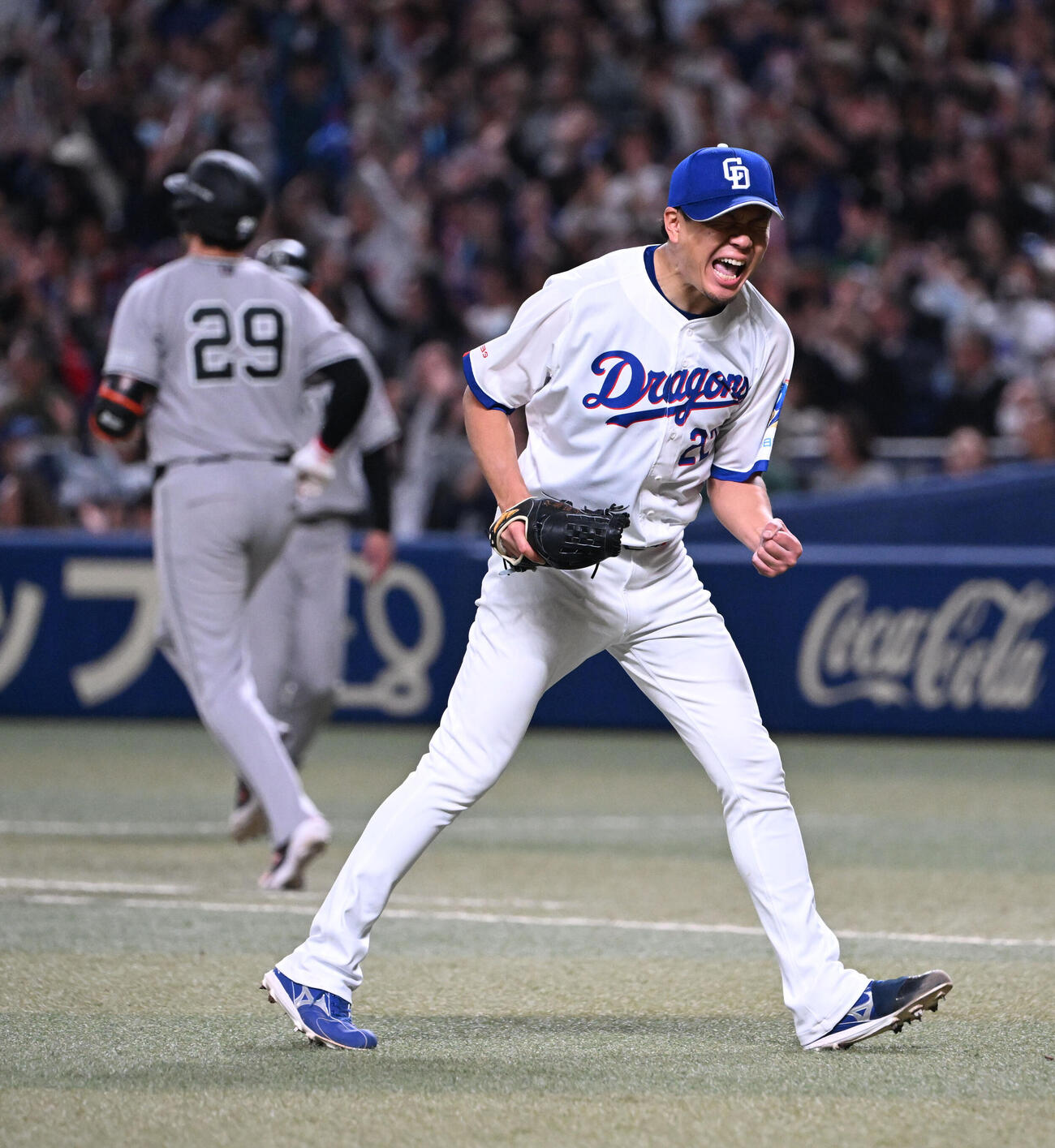 中日対巨人　9回表巨人2死二塁、ダルベックを中飛に打ち取り完投勝利を挙げた大野はガッツポーズ（撮影・和賀正仁）