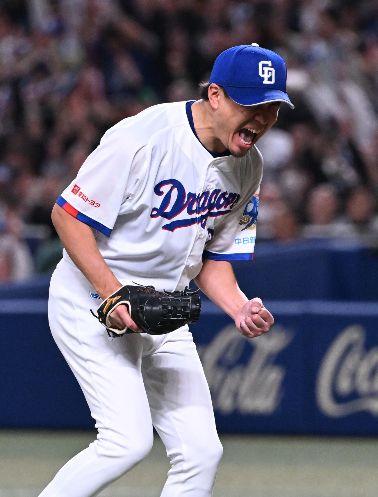 中日対巨人　9回表巨人2死二塁、ダルベックを中飛に打ち取り完投勝利を挙げた大野はガッツポーズ（撮影・和賀正仁）
