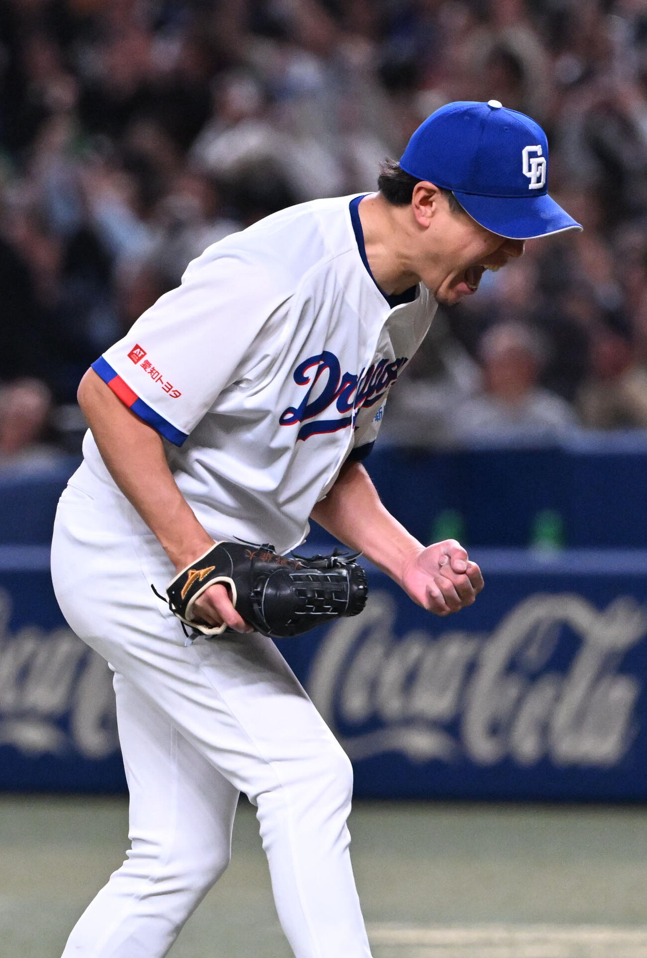 中日対巨人　9回表巨人2死二塁、ダルベックを中飛に打ち取り完投勝利を挙げた大野はガッツポーズ（撮影・和賀正仁）