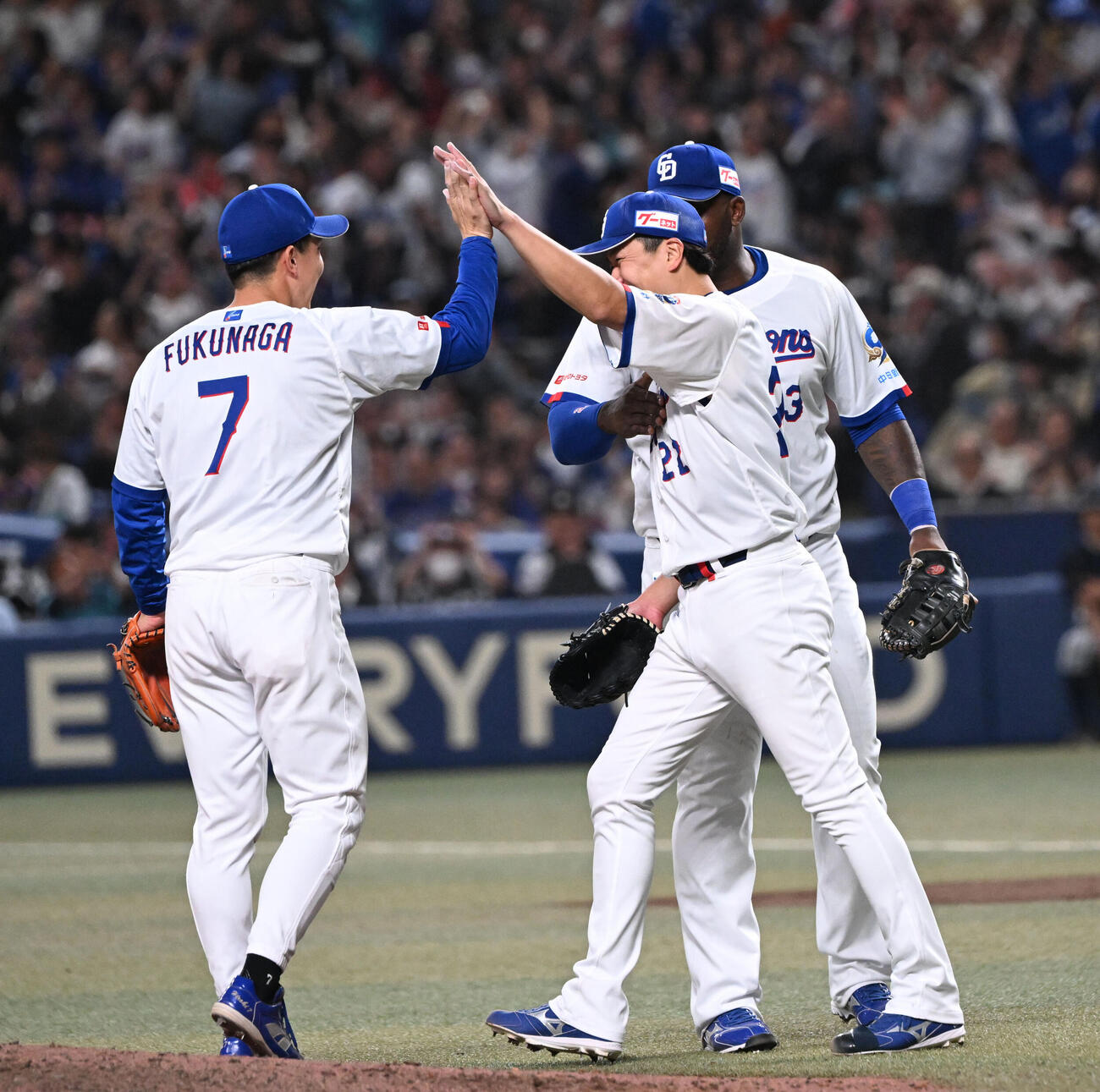 中日対巨人　完投勝利を飾った中日大野はナインとハイタッチ（撮影・和賀正仁）