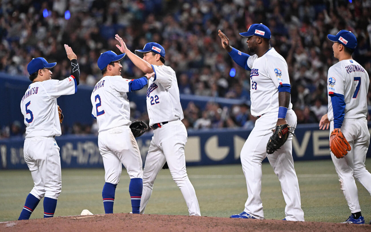 中日対巨人　完投勝利を飾った中日大野（中央）はナインとハイタッチ（撮影・和賀正仁）