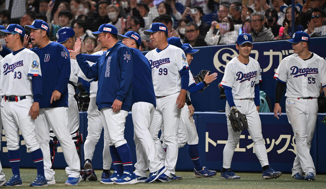 中日対巨人　今季初勝利を挙げナインを迎える中日井上監督（中央）（撮影・和賀正仁）
