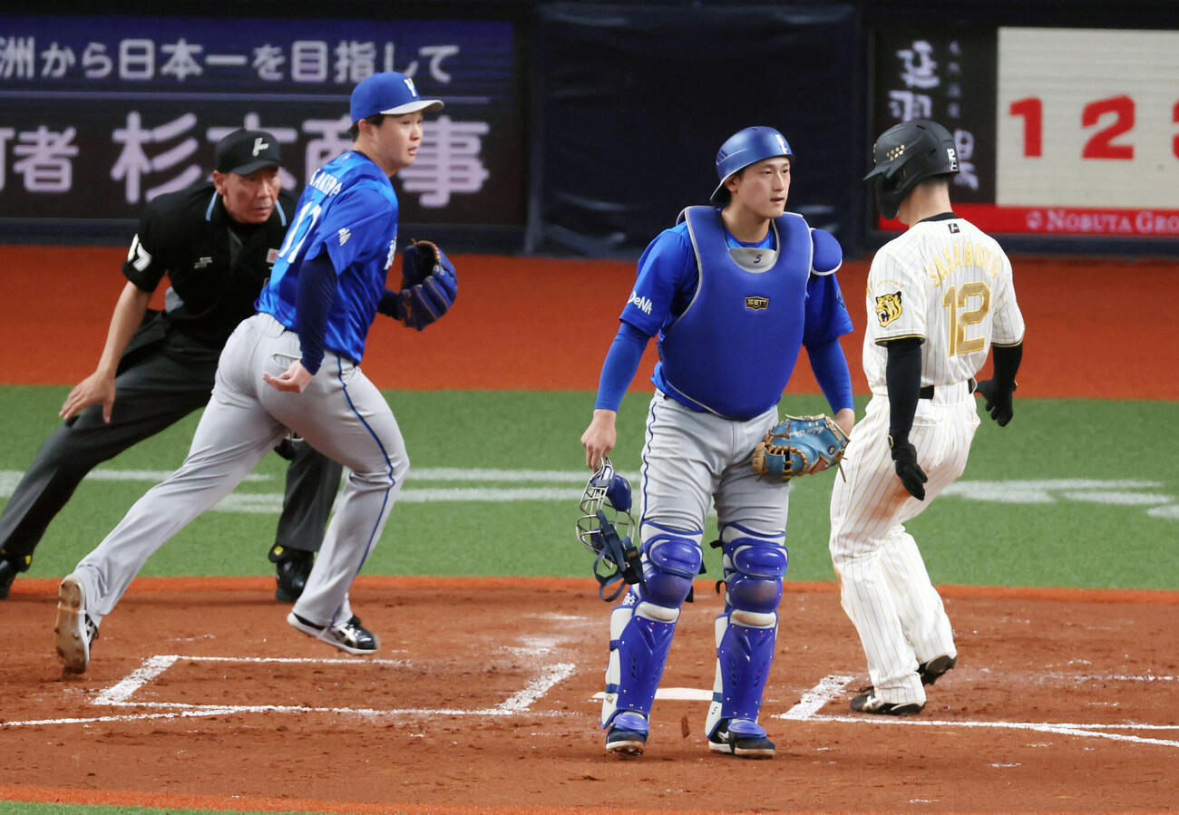 阪神対DeNA 2回裏阪神2死一、三塁、打者中野のとき一塁走者近本の二塁盗塁に悪送球で失点を許した松尾。左は先発竹田。右は生還する三走坂本（撮影・加藤哉）