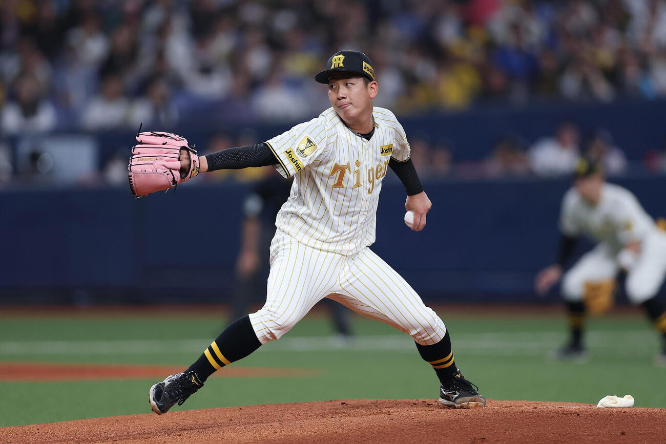 阪神対DeNA　力投する阪神先発の伊原（撮影・前田充）