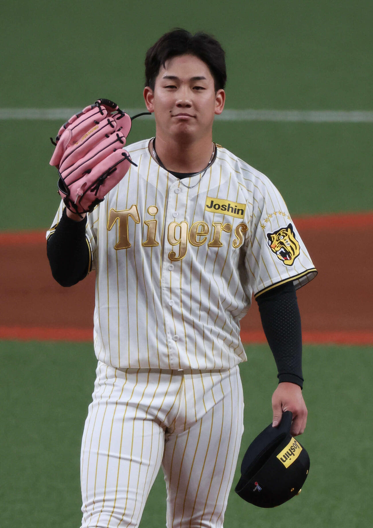 阪神対DeNA 1回表DeNA無死、阪神先発の伊原は牧に死球を与え帽子をとって謝る（撮影・西尾就之）