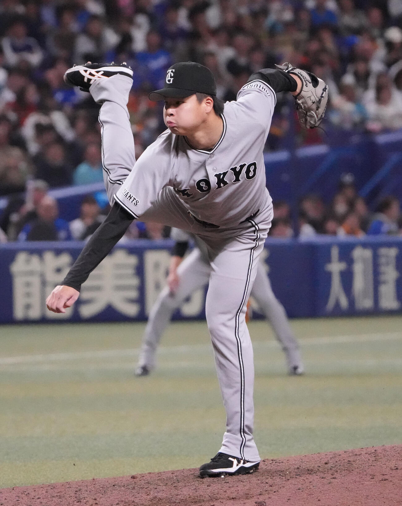 中日対巨人　8回裏、巨人2番手で登板する田和（撮影・森本幸一）