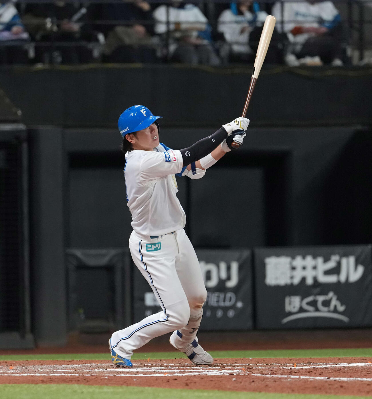 日本ハム対ロッテ　7回裏日本ハム1死一塁、2点本塁打を放つ清水（撮影・井上学）
