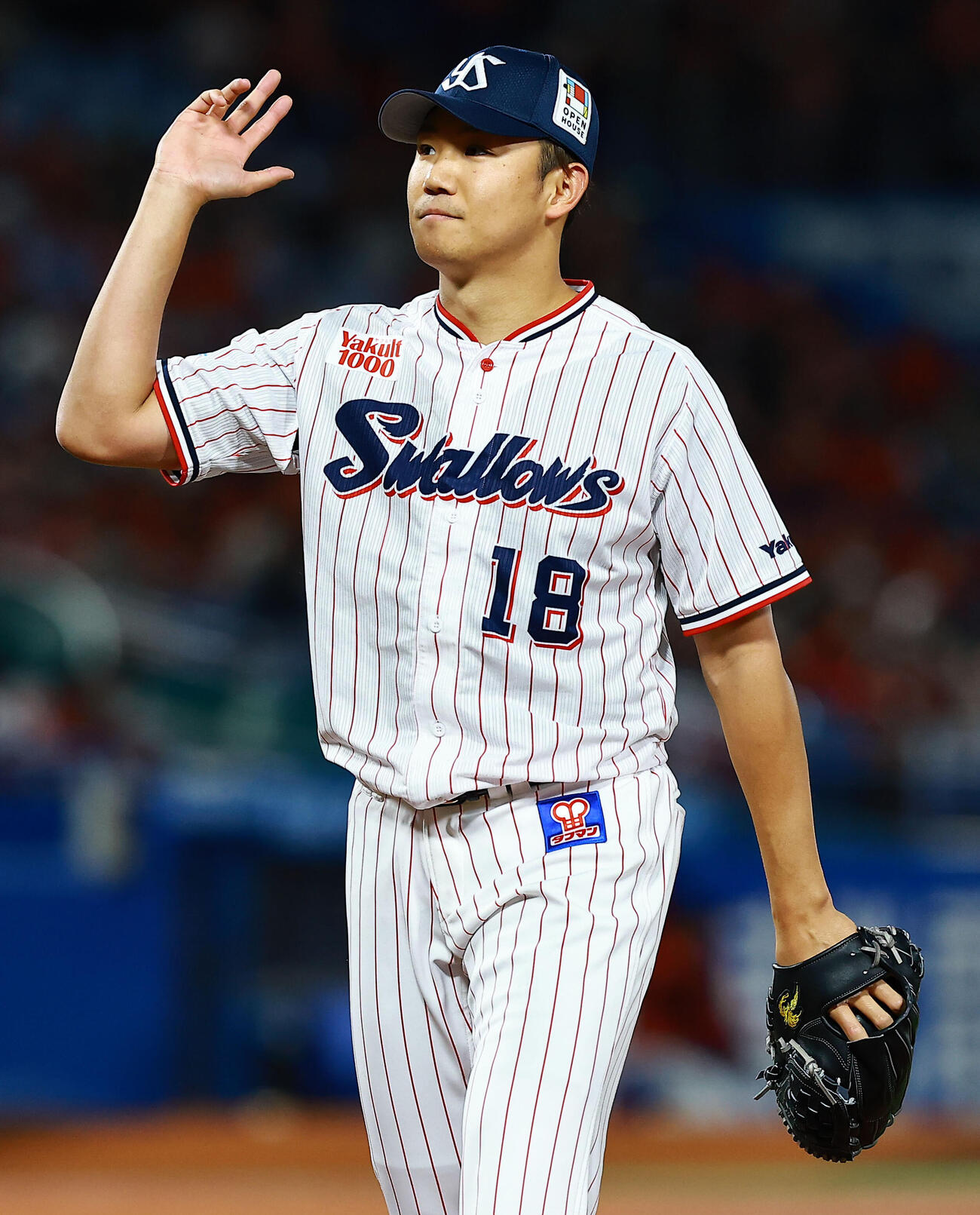 ヤクルト対広島　6回表を終えベンチに戻るヤクルト奥川（撮影・野上伸悟）