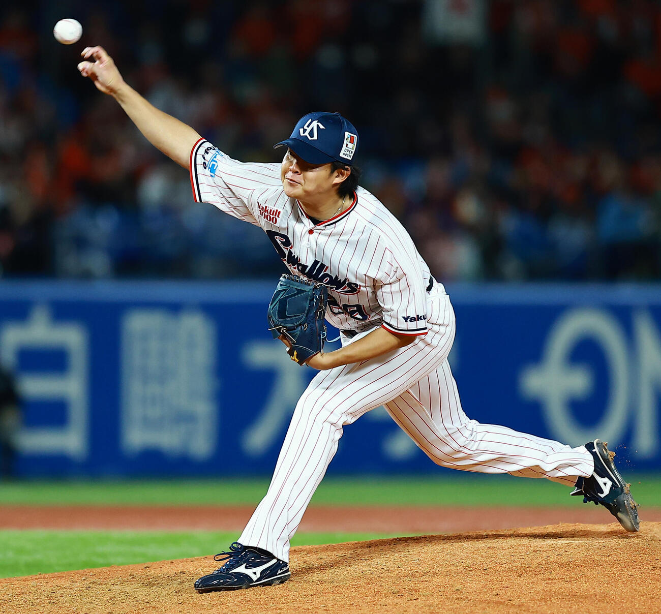 ヤクルト対広島　力投するヤクルト松本健（撮影・野上伸悟）