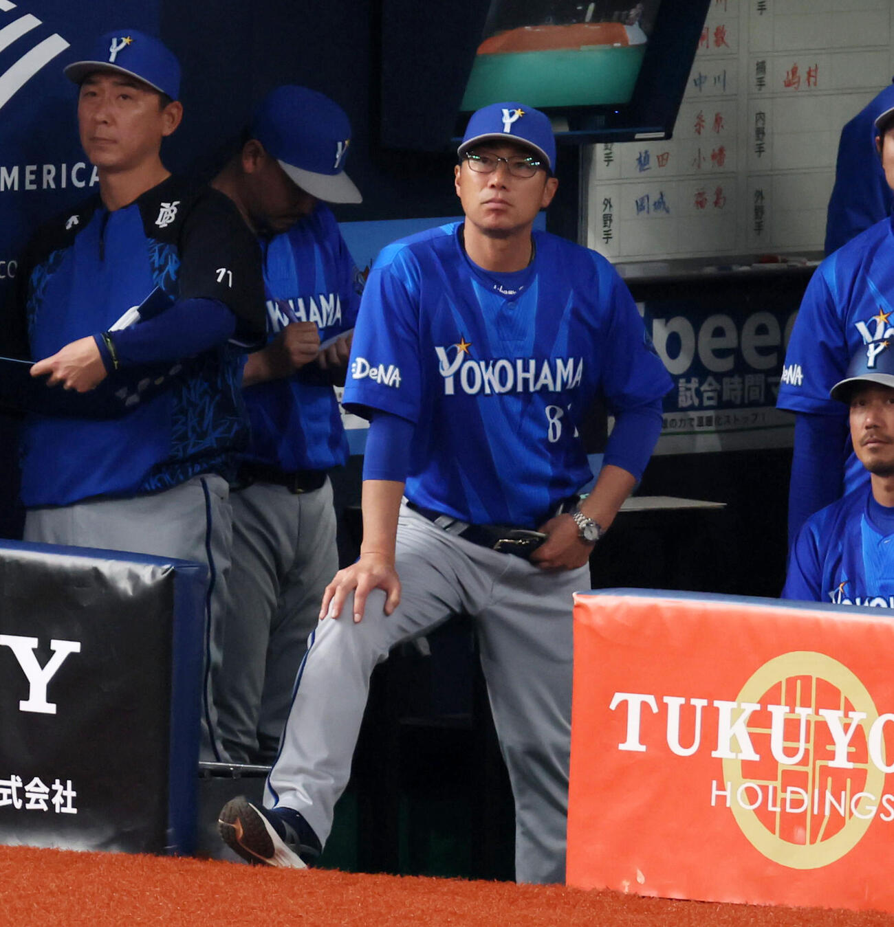 阪神対DeNA 3回裏を終えベンチ前に片足を乗せてグラウンドを見る相川監督（撮影・加藤哉）