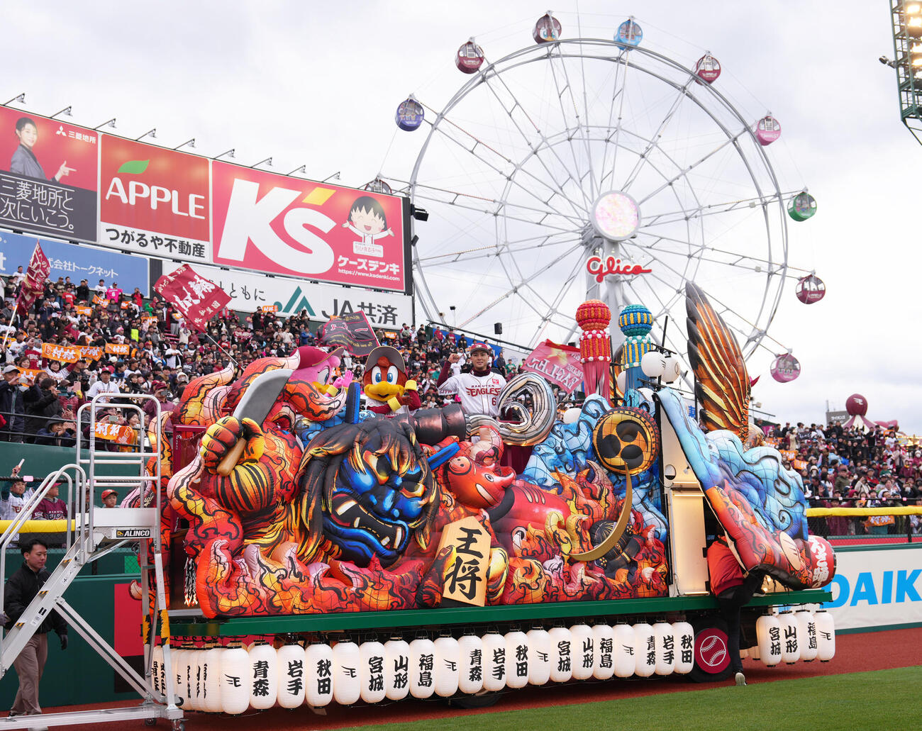 楽天対ソフトバンク　勝利し特製の車の上でポーズを決める楽天村林（撮影・足立雅史）