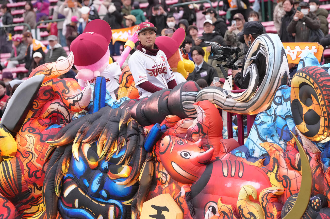楽天対ソフトバンク　勝利し特製の車に乗車する楽天村林（撮影・足立雅史）