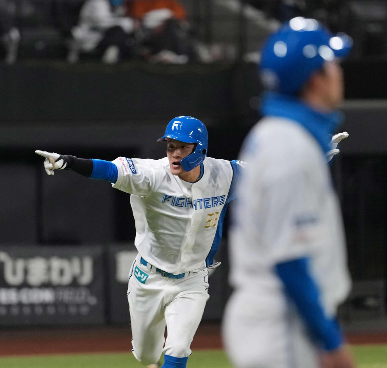 日本ハム対ロッテ　2回裏日本ハム1死二塁、2点本塁打を放ち指さす奈良間（撮影・井上学）