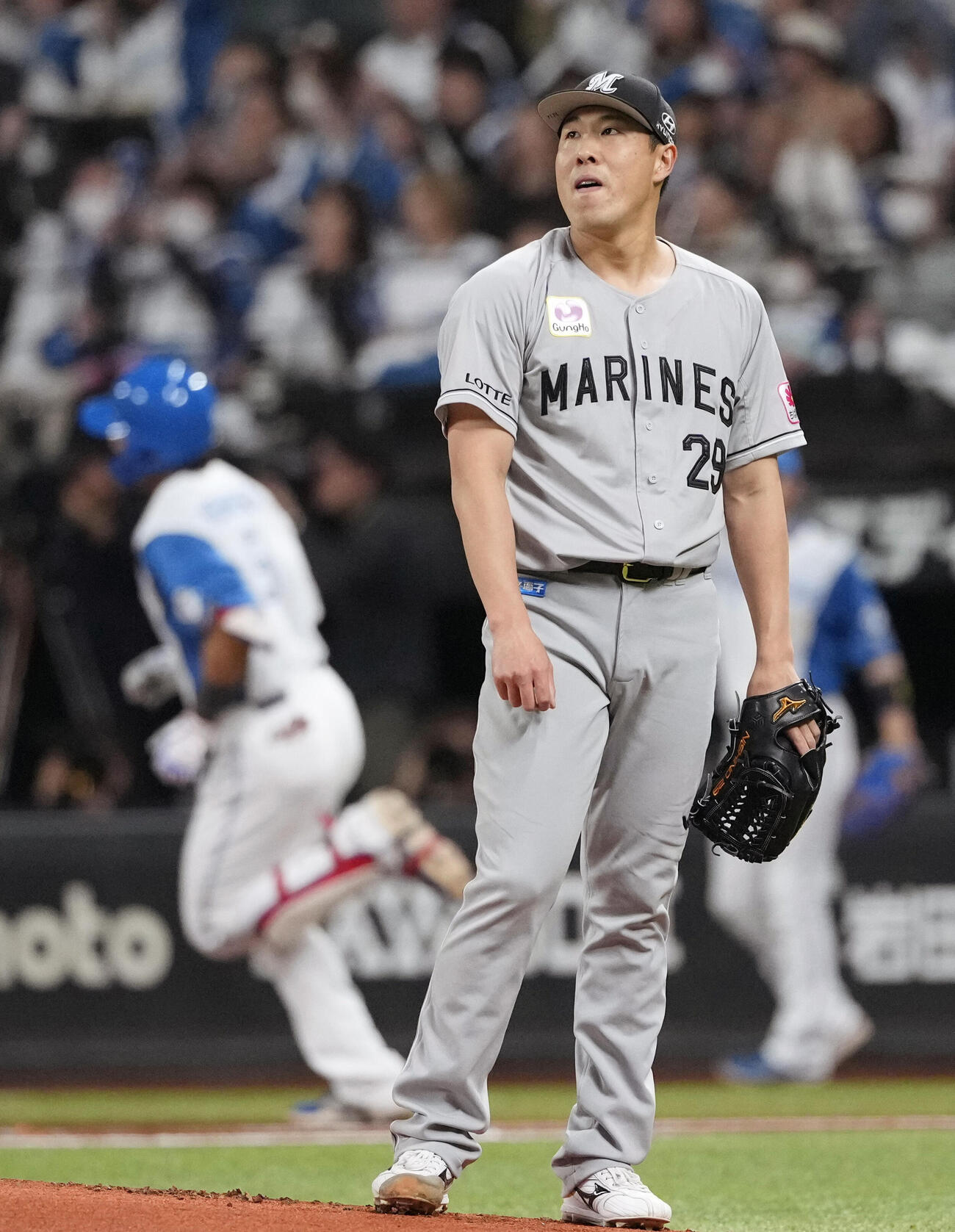 日本ハム対ロッテ　1回、日本ハム・野村（奥）に先制ソロを浴びたロッテ西野＝エスコンフィールド