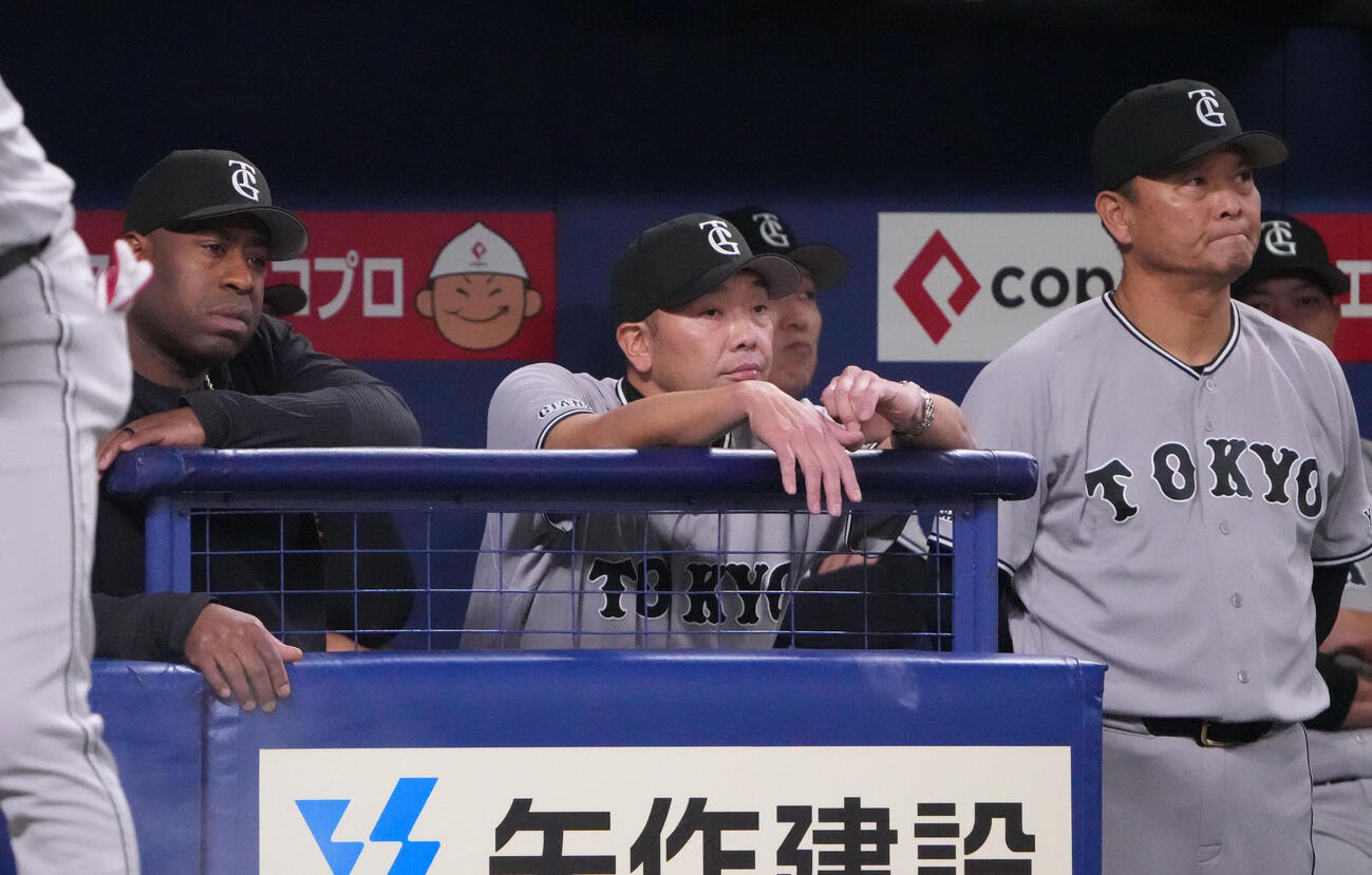中日対巨人　7回表、阿部監督（左から2人目）はベンチから試合を見つめる（撮影・森本幸一）