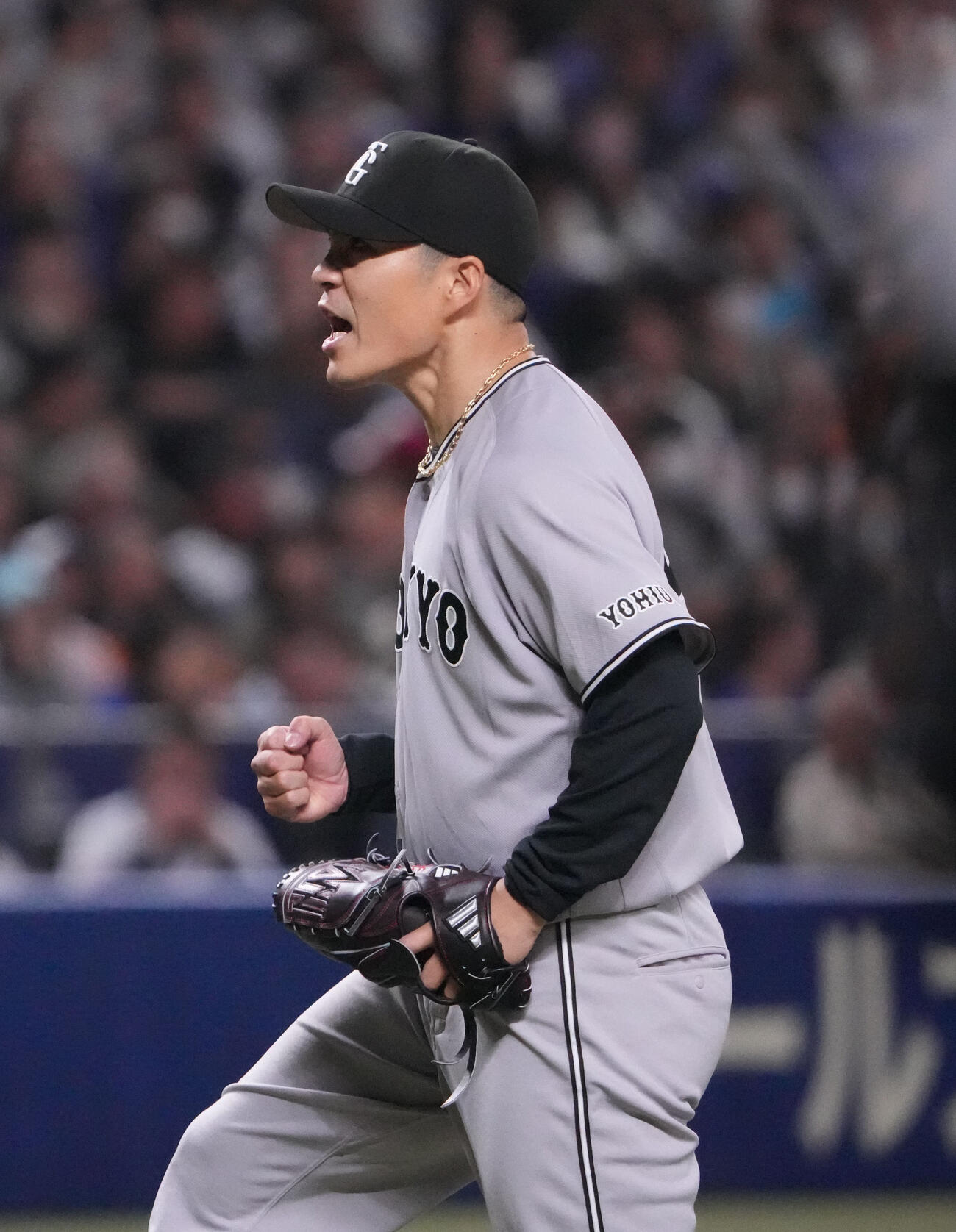 中日対巨人　7回裏中日1死一塁、ブライト健太を併殺打で仕留めほえる則本（撮影・森本幸一）