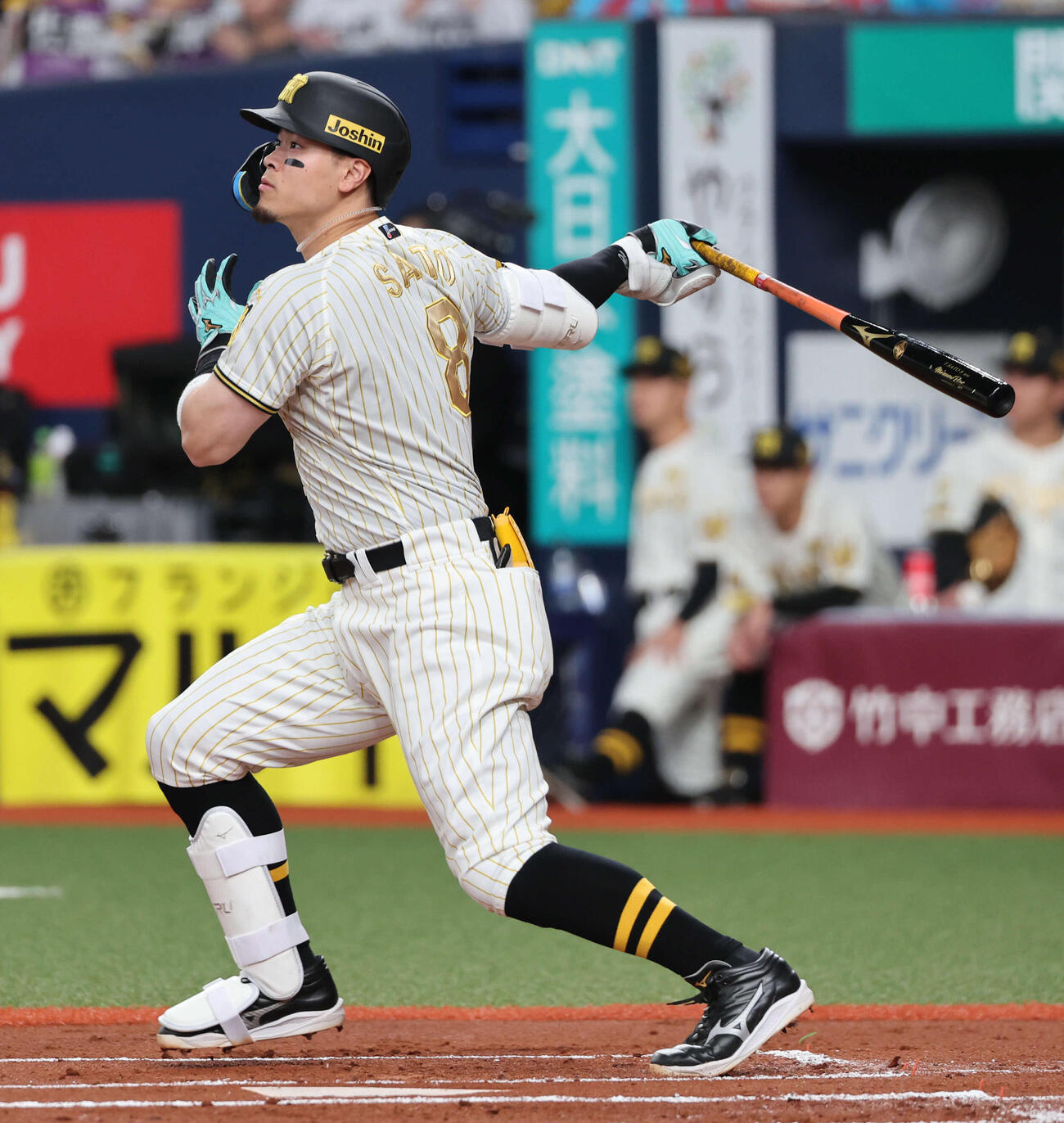 阪神対DeNA 1回裏阪神1死一、二塁、佐藤は左翼へ適時二塁打を放つ（撮影・西尾就之）