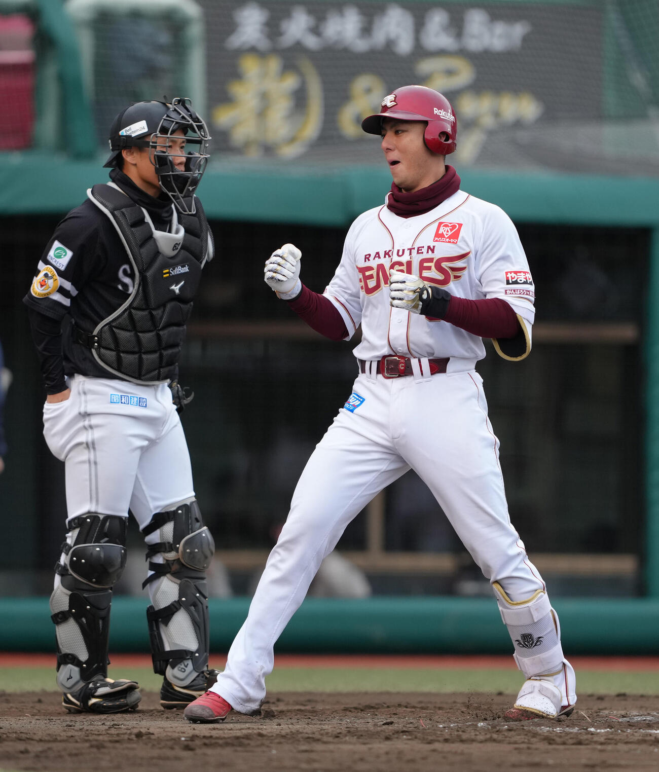 楽天対ソフトバンク　7回裏楽天1死、村林は左越え本塁打を放ちガッツポーズで生還する（撮影・足立雅史）